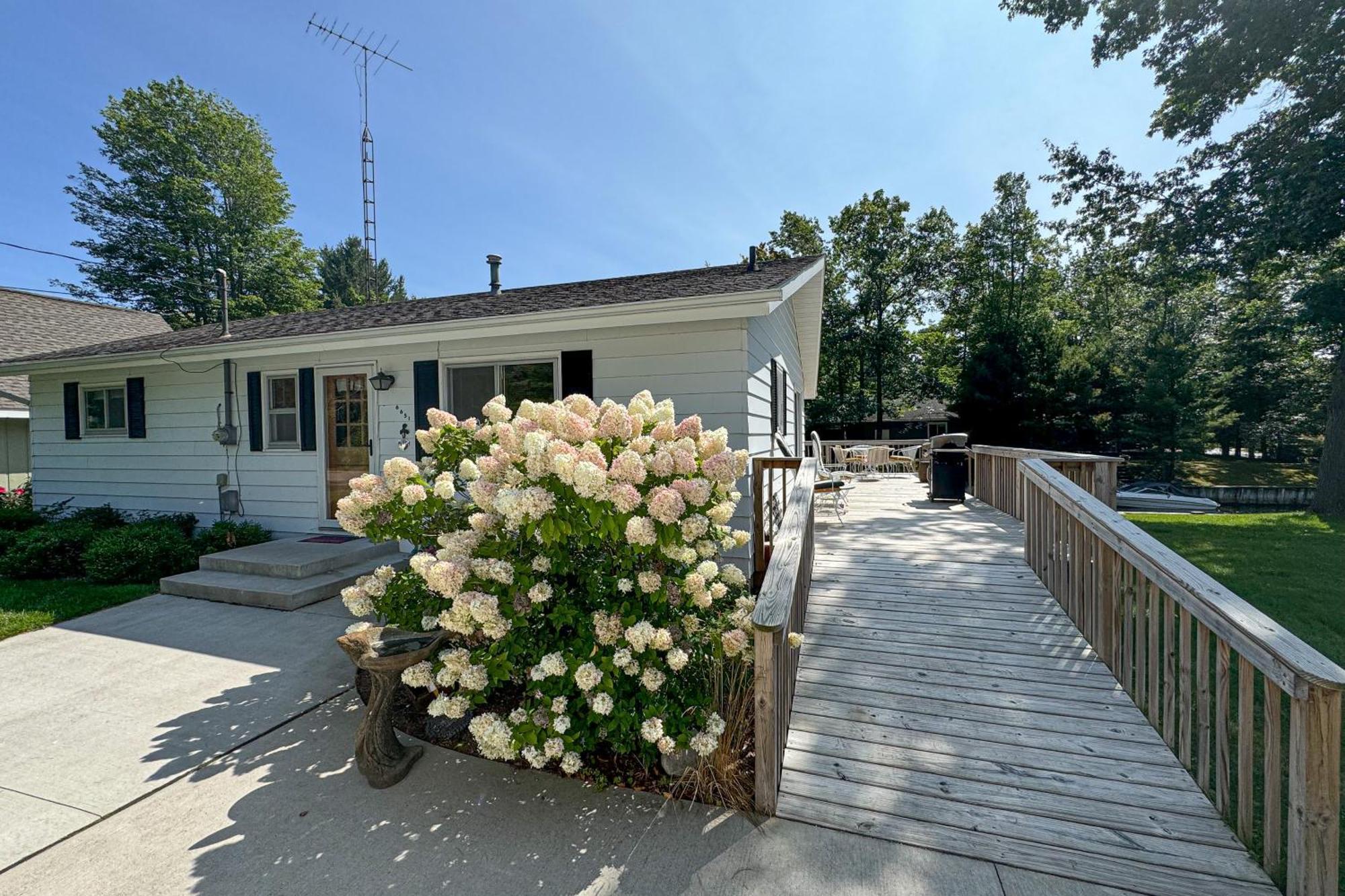 Burt Lake Lookout Villa Indian River Exterior photo